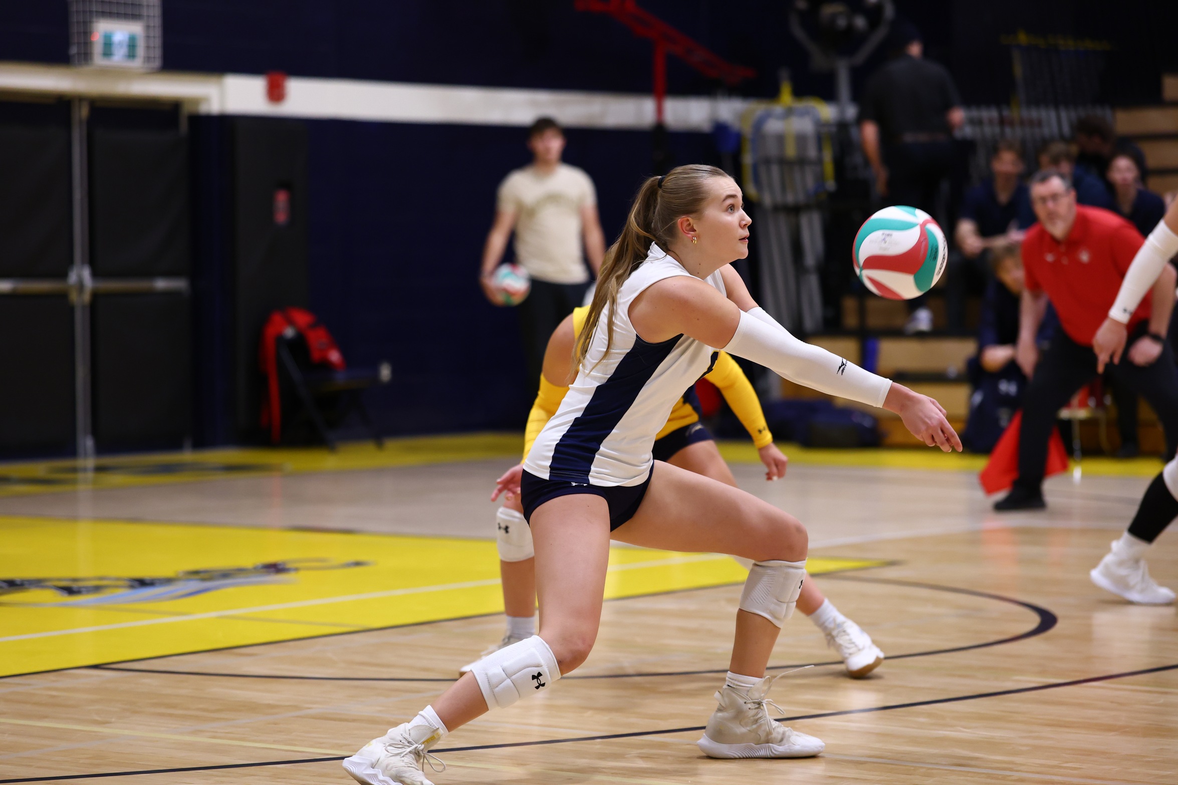 Chargers Fall to Holland in Straight Sets
